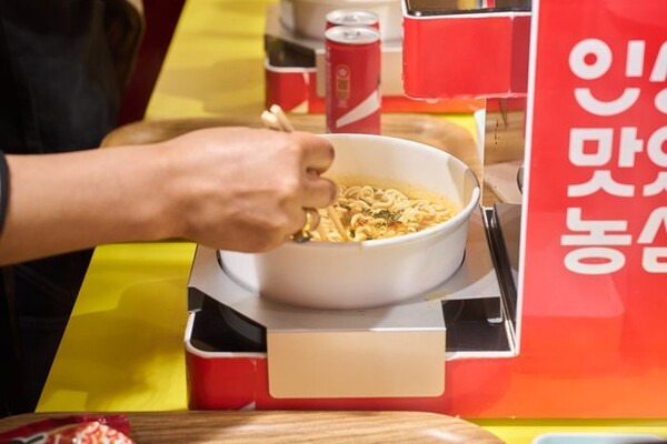 Experiencing Korean ramen in the heart of Tokyo. At 'Shin Ramyun Bunsik' on Harajuku Takeshita Street, visitors cook Shin Ramyun themselves. (Photo=Nongshim)