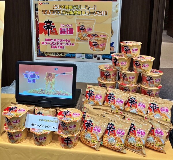In Japanese local stores, the 'Shin Ramyun Tumba' product is being promoted in large quantities. (Photo=Nongshim)