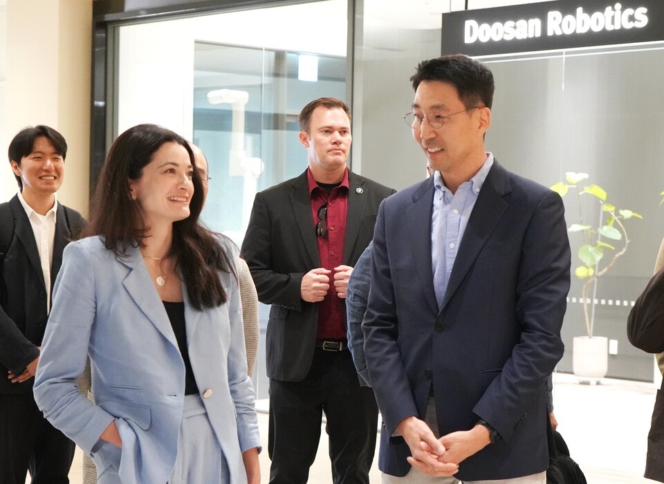 斗山ロボティクスのキム・ミンピョ代表とエヌビディアのマディソン・ファン上級理事が対話している。