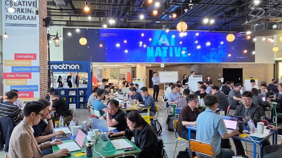 Samsung affiliate executives receiving intensive AI training at the Human Resources Development Institute’s Creative Hall. (Photo = Samsung Electronics)