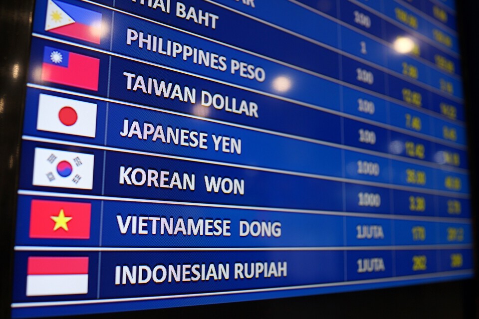 An exchange rate is displayed on a foreign exchange market electronic board. (Photo = Solution News Magnific)