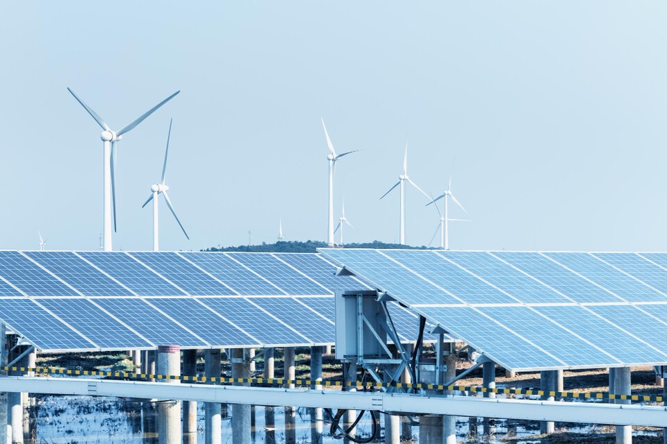太陽光と風力の発電設備は拡大しているが、出力の変動性のため、24時間電力を必要とする半導体工場やAIデータセンターの需要を賄うには限界がある。