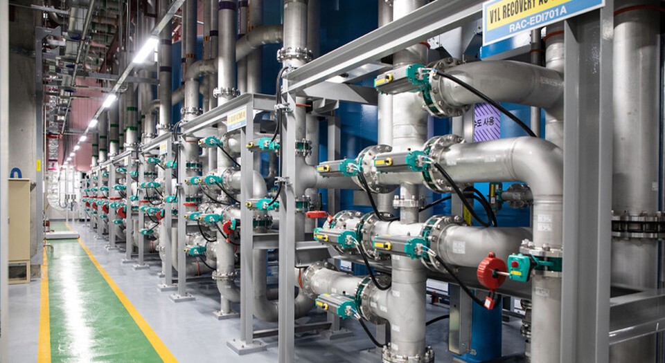A process water recycling facility inside the Green Center of Samsung Electronics’ Hwaseong campus (Photo = Samsung Electronics)