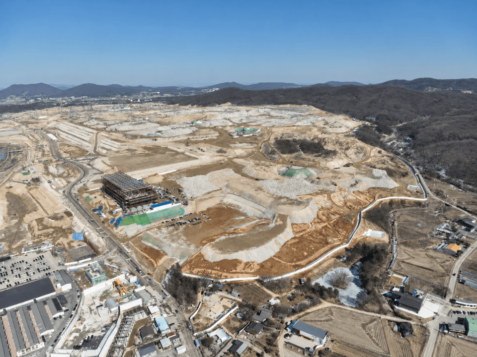 At the SK hynix Yongin semiconductor cluster construction site in Wonsam-myeon, Yongin, Gyeonggi Province, in February 2025. Semiconductor plants require more than 100,000 square meters of land for a single fab, and large industrial land where power, water, logistics, and partner companies can all be secured together is essential. (Photo = SK hynix)