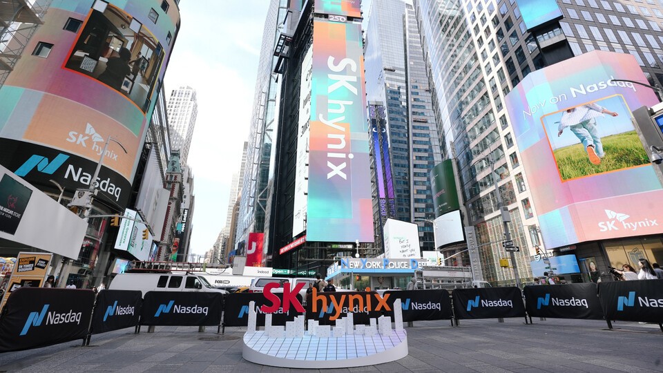 A brand campaign marking the start of ADR trading for SK hynix is displayed on the giant screen in New York’s Times Square. (Photo = SK hynix)