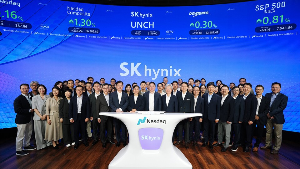 SK Group Chairman Chey Tae-won, SK hynix CEO Kwak Noh-jeong, and other top executives pose for a commemorative photo in front of MarketSite. (From left, first row, eighth: SK Square Vice Chairman Choi Jae-won, SK hynix CEO Kwak Noh-jeong, SK Group Chairman Chey Tae-won, SK hynix outside director and board chair Koh Seungbeom, and SK Inc. Vice Chairman Yoo Jeong-joon, head of the Americas division) © Nasdaq, Inc. 2026 (Photo = SK hynix)