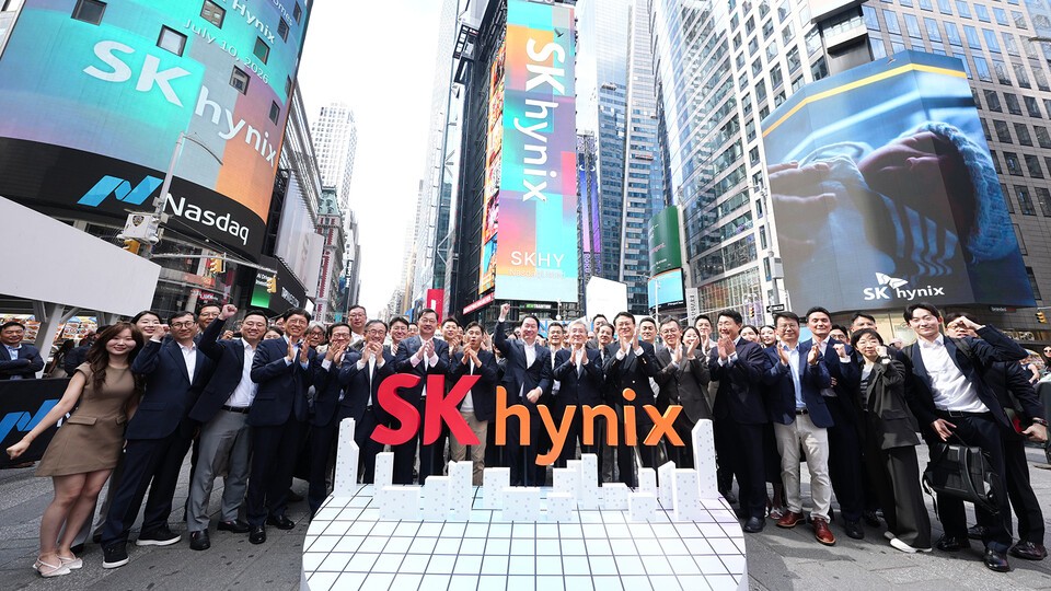 SK集团会长崔泰源、SK海力士CEO郭鲁正等主要经营层在美国纽约时代广场纳斯达克大楼前合影留念。