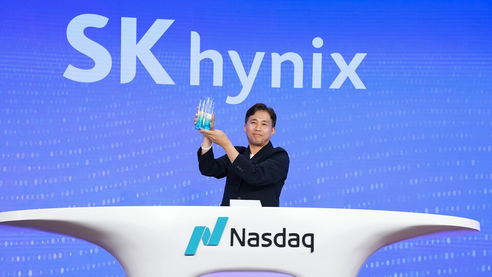 At Nasdaq’s Opening Bell event, Kwak Noh-jeong, CEO of SK hynix, holds a commemorative plaque during the ceremony. © Nasdaq, Inc. 2026 (Photo = SK hynix)