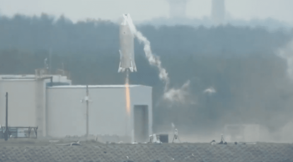 小型可重复使用火箭RV-X在试验飞行中于空中悬停。