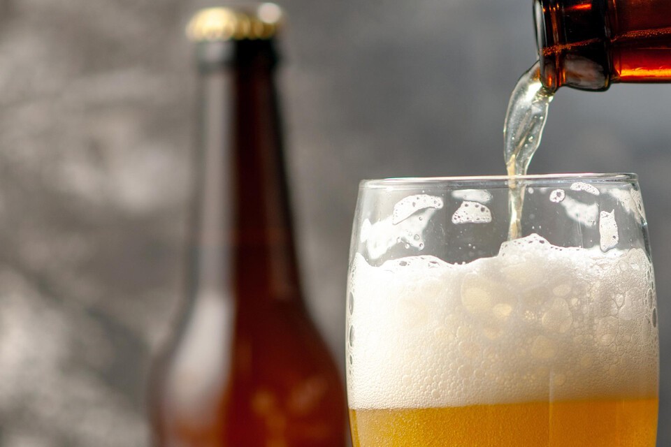 Many non-alcoholic beers sold on the market still contain trace amounts of alcohol at around 0.03% to 0.5%. Products with no alcohol at all are classified as alcohol-free (0.00), while products containing less than 1% are classified as non-alcoholic (0.0). (Photo = Solution News Magnific)