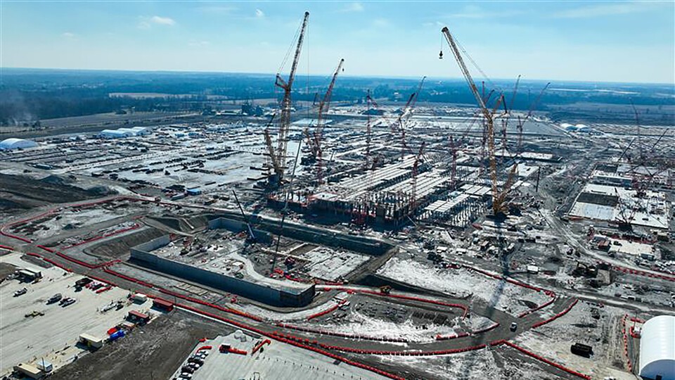 Intel is building two factories in New Albany, Ohio, but the start of operations has been pushed back to after 2030 due to reduced investment amid financial difficulties.