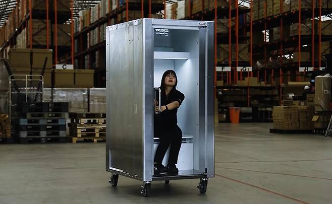 In Japan, the personal cooling booth Do Hiemon Box was launched as a solution to extreme heat. It maintains an internal temperature of 15 degrees Celsius and concentrates 5-degree cool air on the head, neck, and shoulders. (Photo=Trusco / SDRS)