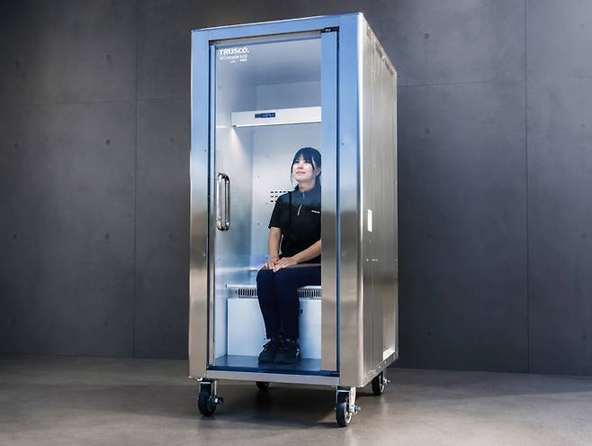 日本では猛暑対策の解決策として個人用冷却ブース「ドヒエモンボックス」が発売された。内部温度を15度に保ち、頭・首・肩に5度の冷気を集中的に噴射する。