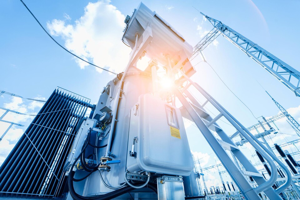 気候変動で冷房需要が急増する一方、不十分な電力網と高い電気料金は低所得国の猛暑対応を妨げる主な原因として指摘される。