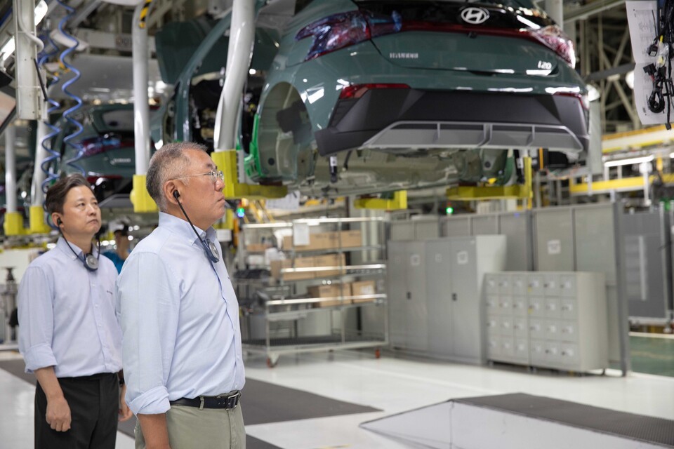 鄭義宣会長が現代自動車のトルコ工場の従業員らとともに生産ラインを点検している。(写真=現代自動車提供)