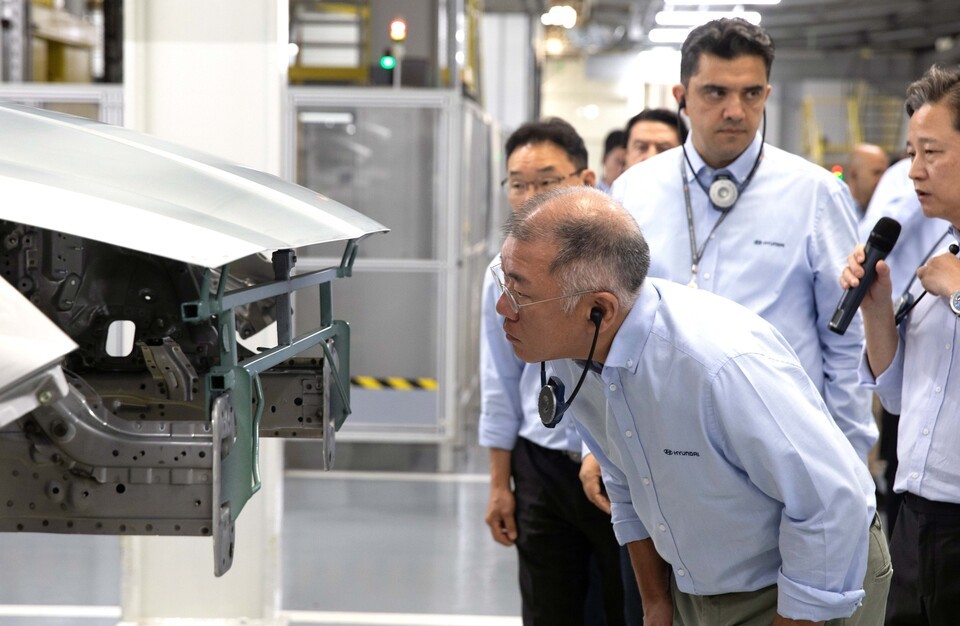 鄭義宣会長が現代自動車のトルコ工場の従業員らとともに生産ラインを点検している。(写真=現代自動車提供)