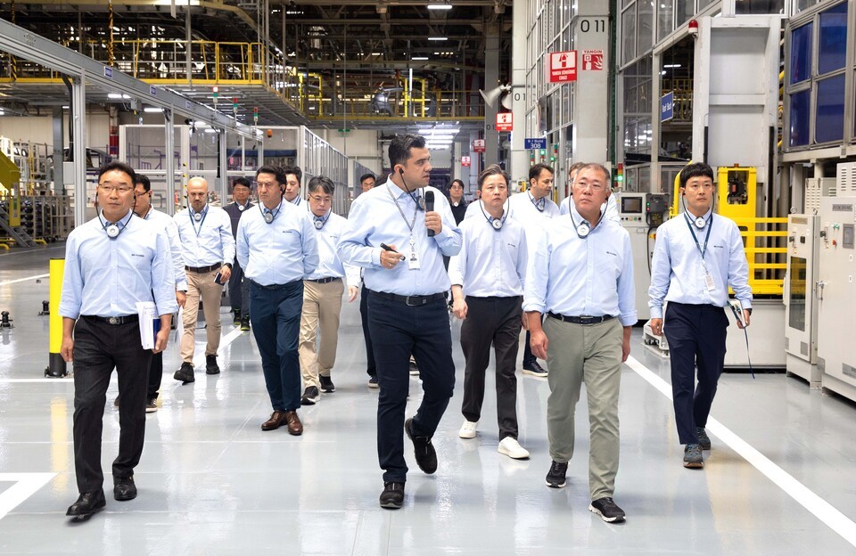 鄭義宣会長が現代自動車のトルコ工場の従業員らとともに生産ラインを点検している。(写真=現代自動車提供)