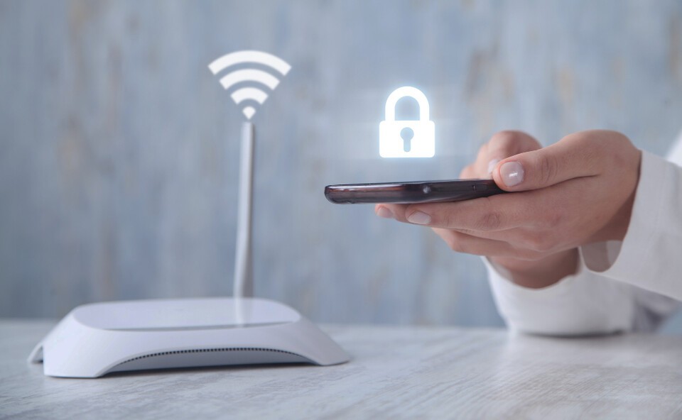 カフェや空港、ホテルの無料Wi-Fiも同じ危険にさらされている。見知らぬWi-Fiでの金融取引は避け、接続時にはVPNを使い、自動接続をオフにしておくことが基本的な防御策とされる。（写真=ソリューションニュース マグニフィック）