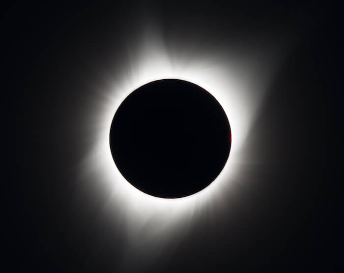 2017年8月21日月曜日、米国オレゴン州マドラス上空で発生した皆既日食の間に観測された太陽コロナ。写真提供：NASA / オーブリー・ジェミニアーニ（Aubrey Gemignani）