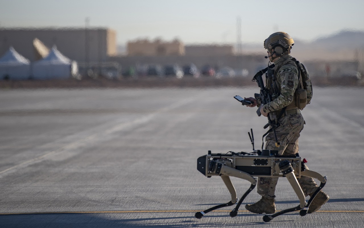 A U.S. Air Force security forces member remotely operates a quadruped unmanned ground robot from Ghost Robotics during the Advanced Battle Management System (ABMS) Onramp 2 exercise at Nellis Air Force Base in Nevada. (Photo = GooFon)