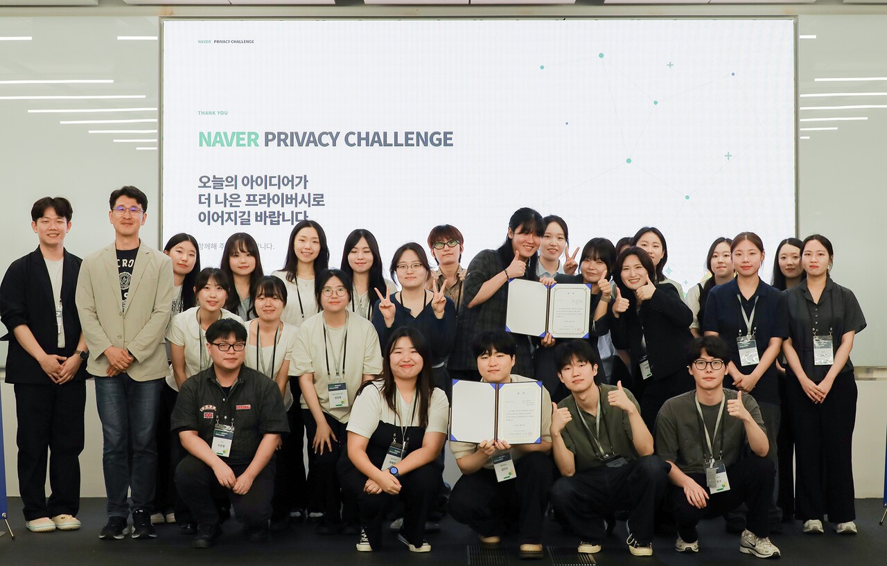 (second from left) Naver Chief Privacy Officer Lee Jin-gyu and the 10 finalist teams of the “Naver Privacy Challenge” pose for a commemorative photo at Naver’s 1784 headquarters on the 18th. (Photo = Naver)