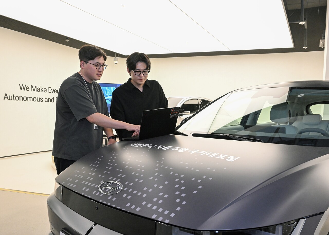 42dotの研究員が「ビークル・ワークショップ（Vehicle Workshop）」で自動運転技術を開発している様子（写真＝現代自動車グループ提供）