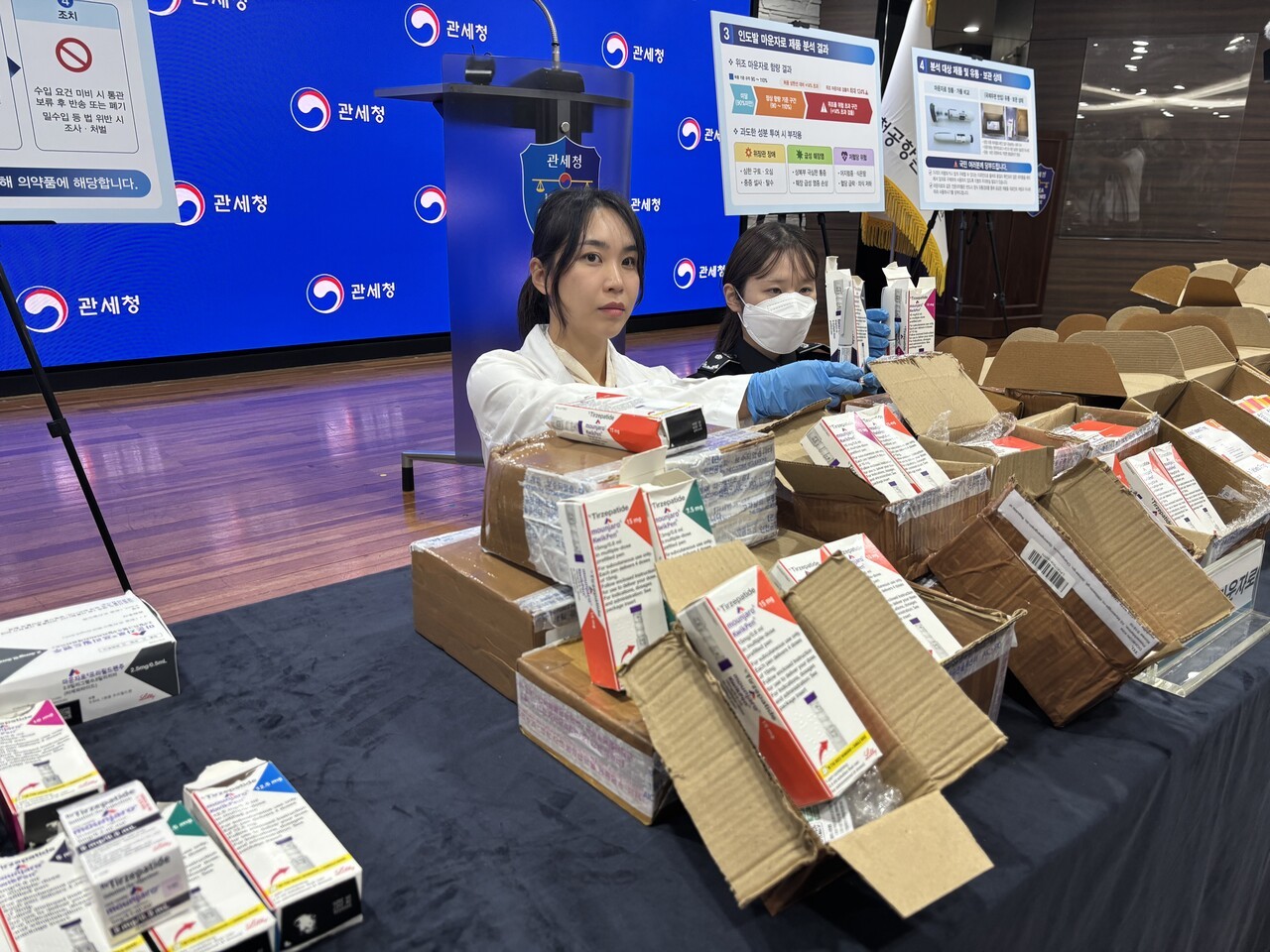 Korea Customs Service officials display counterfeit Mounjaro from India at Incheon Airport Customs on September 17.