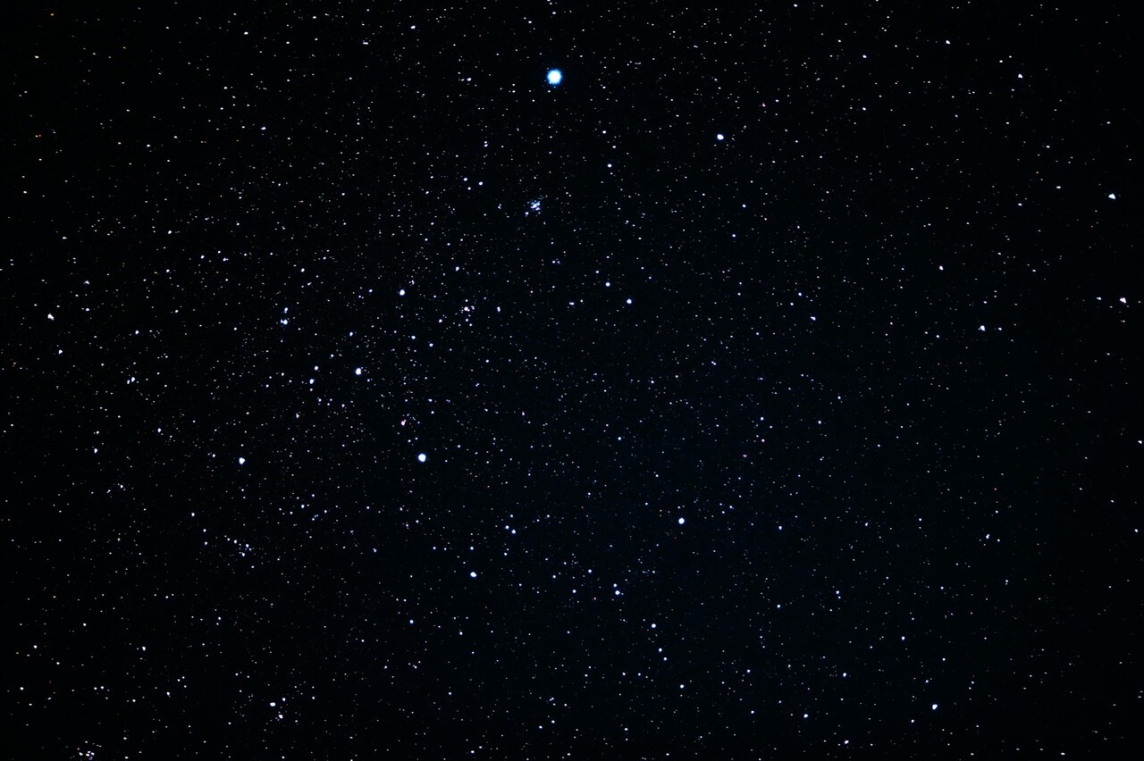 研究チームは最初の星そのものを観測したのではなく、最初の星が残したと推定される元素比を通じて、化学的な痕跡を追跡した。（写真：ソリューションニュース・マグニフィック、転載・データベースへの収録を禁ず）