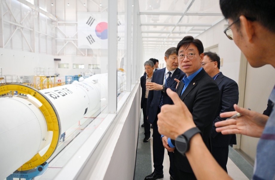 9月21日(周一),宇宙航空厅厅长吴泰锡在位于全南光州统合特别市高兴郡的罗老宇宙中心运载火箭组装楼,听取有关“世界号”5号火箭组装情况及准备工作的介绍。(图片由宇宙航空厅提供)