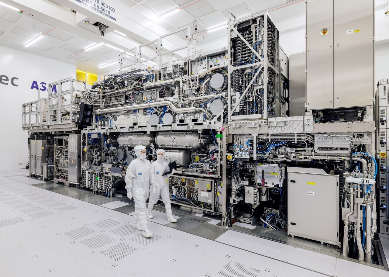 ASML reported third-quarter revenue of €11.662 billion (about 17.45 trillion won) and net income of €4.96 billion (about 7.42 trillion won) on the 14th (local time). (Photo: ASML)