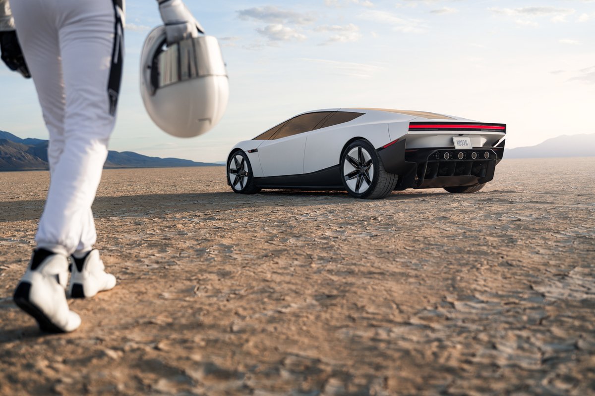 テスラが公開した第2世代ロードスターの外観画像。車両後部には圧縮空気スラスターとみられる円形ノズルが配置されている。(写真=テスラ)