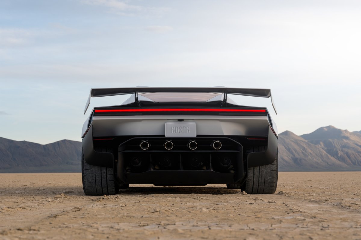 テスラ第2世代ロードスターのリアビュー。車体を横切る一文字型テールランプ、大型リアウイング、中央に配置された4つの円形ノズルが目を引く。(写真=テスラ)