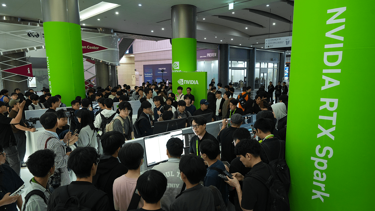 ソウルで開かれた「RTX Spark」の発売記念イベントで、参加者が製品を体験している。