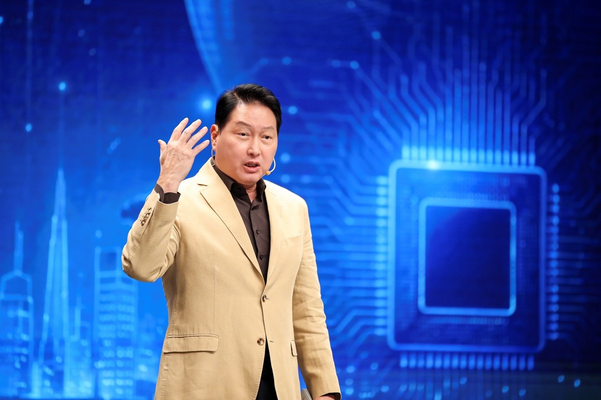SKグループの崔泰源会長がEBS「偉大な授業、グレート・マインズ」シーズン6に出演し、人工知能(AI)時代の資本主義と若者の役割をテーマに講義している。(写真:EBS提供)
