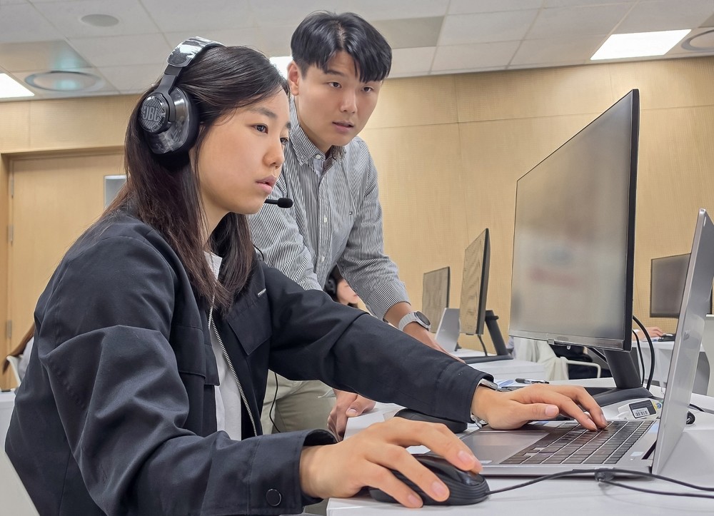 A Samsung Electronics proctor holds a preliminary session for GSAT applicants on October 17 at the company’s Human Resources Development Center in Suwon, Gyeonggi Province. (Photo: Samsung Electronics)