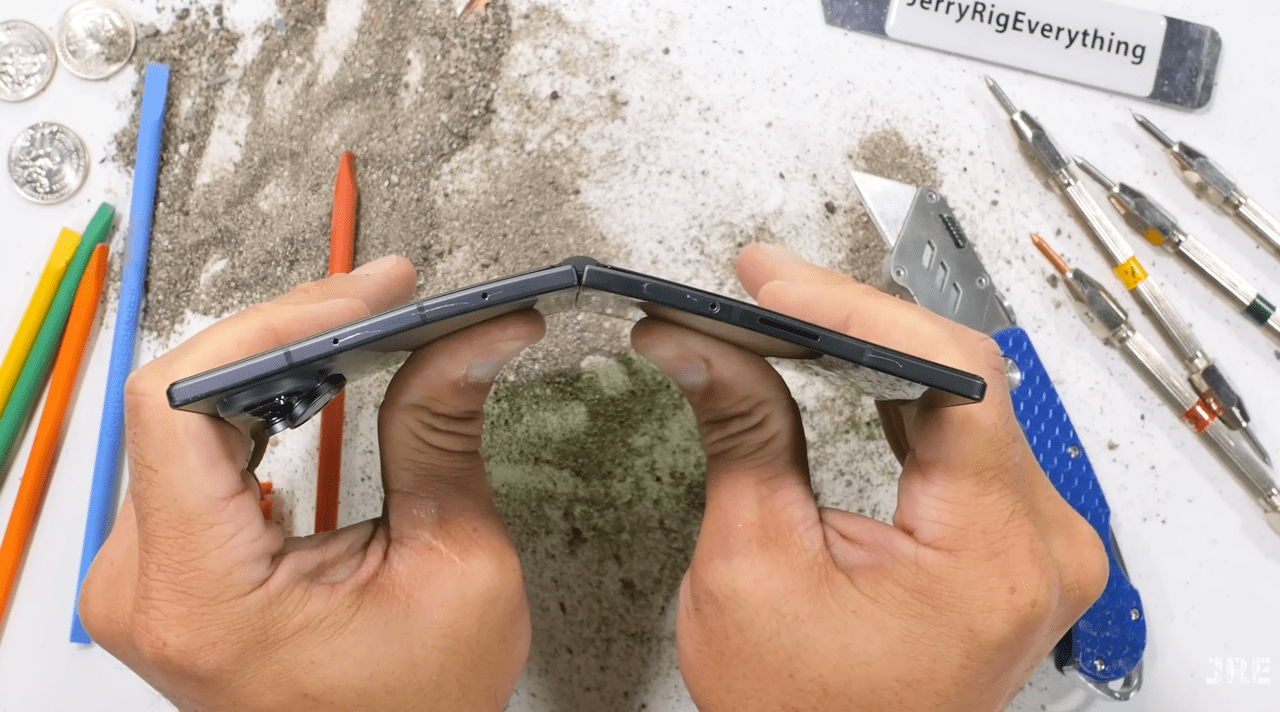 Samsung Electronics’ Galaxy Z Fold8 is bent in the direction opposite its normal fold to test its durability. The body bends, but the inner screen continues to work normally. (Photo: Screenshot from JerryRigEverything on YouTube)