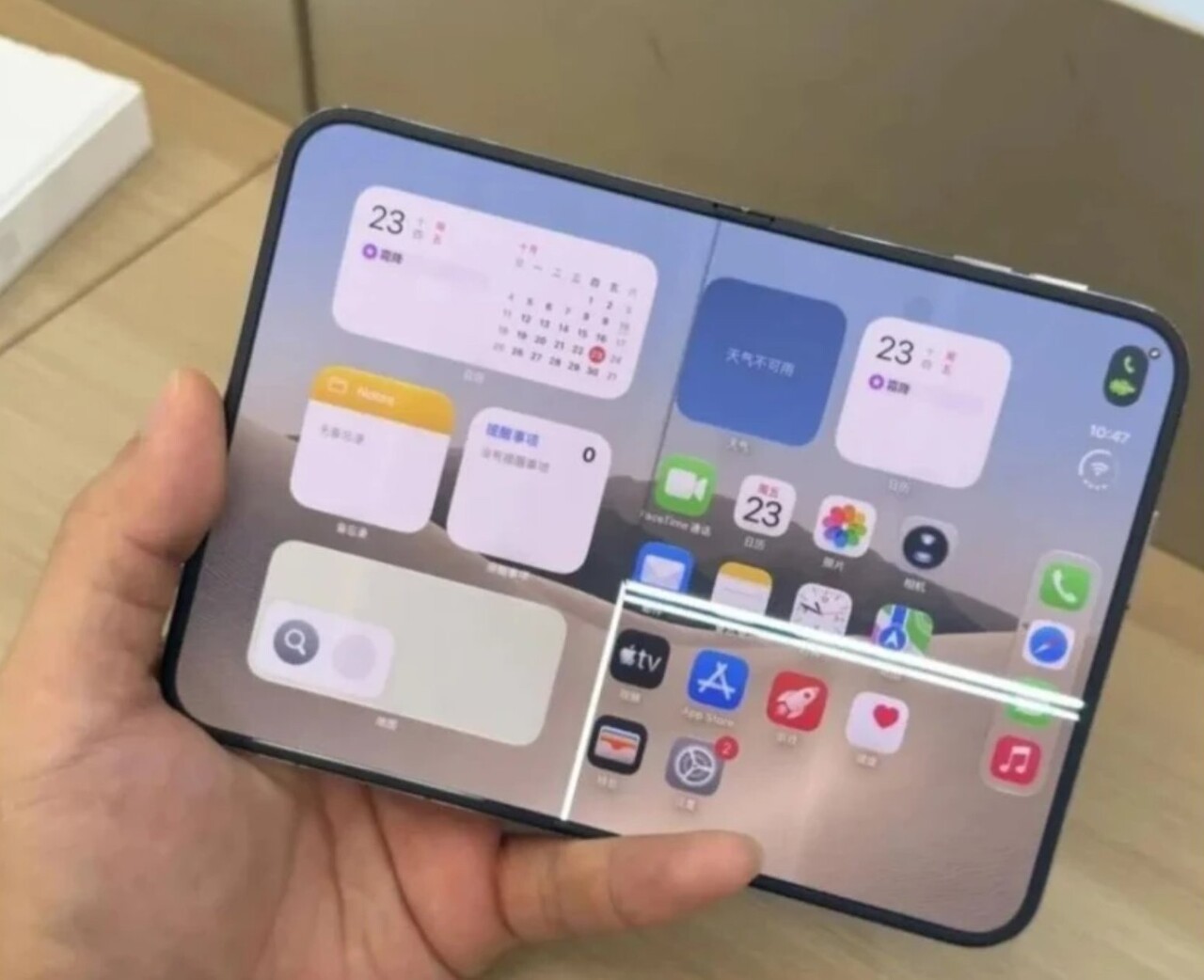 A bright line appears along the fold in the iPhone Duo’s inner screen. (Photo: Screenshot from X)