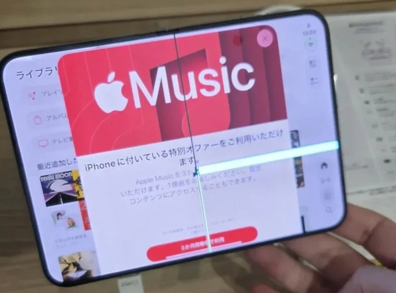 A black line and bright horizontal line appear in the center of the iPhone Duo’s inner display. (Photo: Screenshot from X)