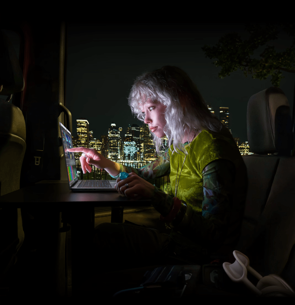 Appleが公開した初のタッチスクリーン搭載MacBook Pro。(写真:Apple)